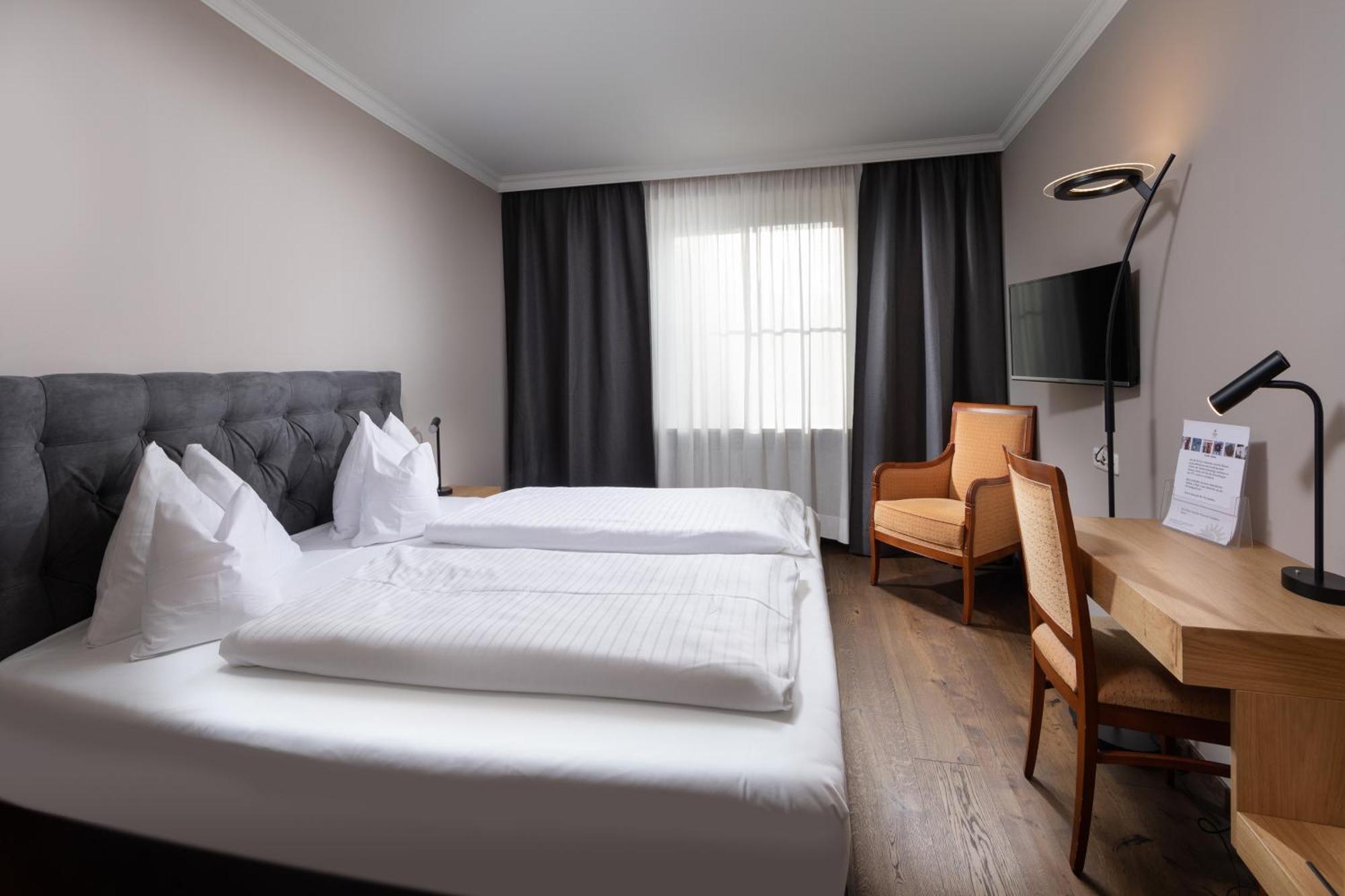 Hotel Goldene Sonne Landshut Exterior foto